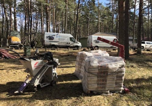 Puuraugu segu ja masin valmis puuraugu täitmiseks